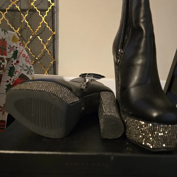 Chic Black Heeled Boots with Sparkling Accents - Picture 4 of 8